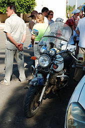Полицейский мотоцикл. Забавная надпись на ветровом стекле.