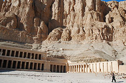 Храм Хатшепсут и охранник, дежурящий во время экскурсий