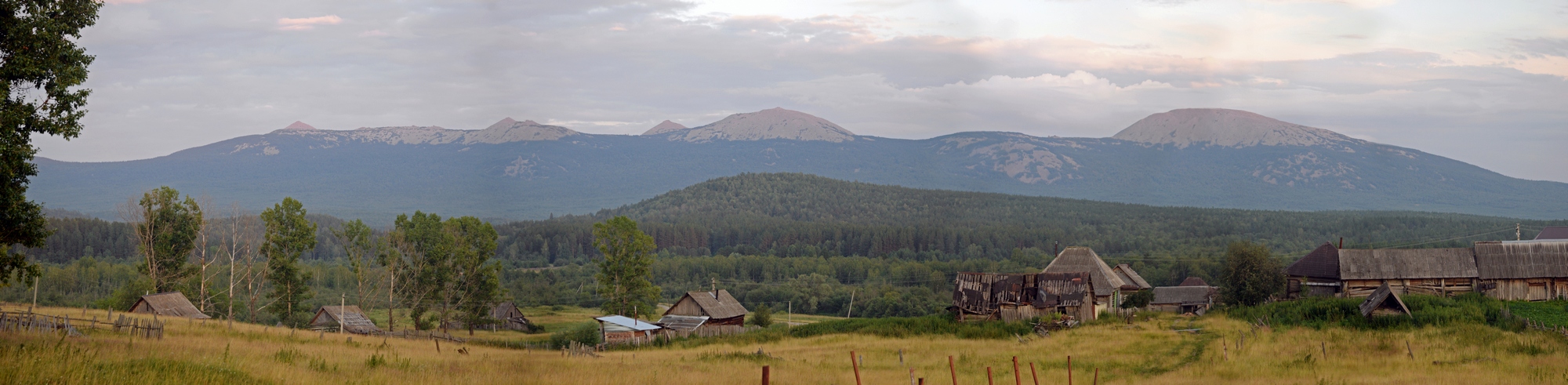 Панорама хребта Зигальга — вид из села Усть-Катавка
