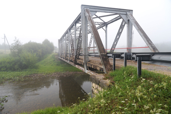 Остатки Белорецкой узкоколейной железной дороги — мост через реку Катав возле села Верх-Катавка 