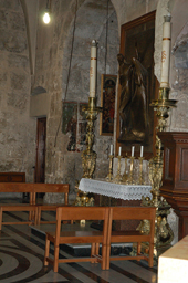 Алтарь и Часовня Явления Христа Марии Магдалине принадлежат ордену францисканцев.