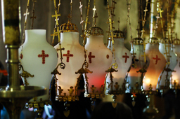 8 лампад, по числу христианских церквей, представленных в Храме.
