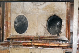 В стенах проделаны два отверстия, через которые на Пасху подаётся Святой Огонь.