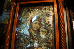 Православная Вифлеемская икона Божией Матери, около южного входа в пещеру Рождества.