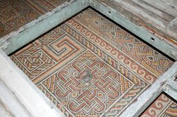 Под нынешними полами скрывается византийская мозаика.