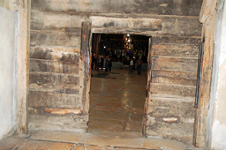 Бревенчатый вход из притвора (нартекса) в саму базилику
