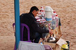 Иорданец cварил себе кофе на углях и теперь кипятит чайник.