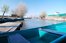 Лодка-бударка и каналы в селе Каралак