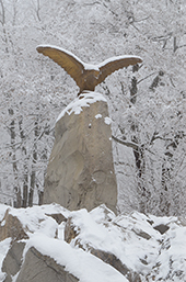 Орел - символ Кавминвод в лечебном парке Железноводска