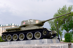 Т-34-85 - памятник на территории кремля (текст: «один из первых танков, освобождал город Вену»), Нижний Новгород