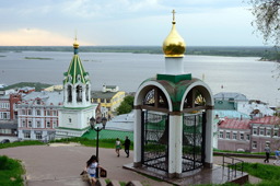 Набатный колокол установлен в арочном проеме, выполненном в виде часовни. Нижний Новгород