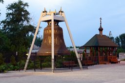 Ещё один огромный колокол установлен рядом с Собором во имя святого благоверного князя Александра Невского. Нижний Новгород