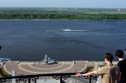 Вид на Нижне-Волжскую набережную, вниз уходит Чкаловская лестница. Нижний Новгород