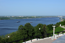 Вид на Волгу с обзорной площадки рядом с площадью Минина и Пожарского. Нижний Новгород
