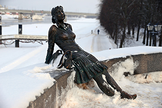 Скульптура «Памятник уставшей туристке», Великий Новгород