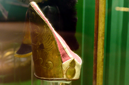 Пулевая пробоина в головном уборе гренадера. Экспонируется в Музее-панораме «Бородинская битва», г.Москва