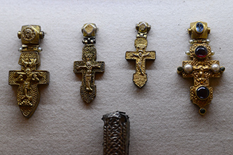 Кресты наперсные (XVI-XVII вв.). Золотая кладовая, Суздаль