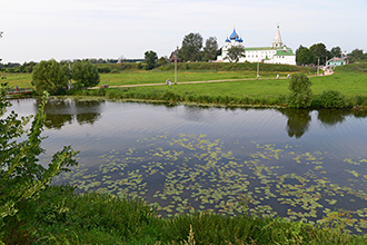 Река Каменка и вид на Кремль, Суздаль