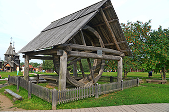 Колёсный колодец в Музее деревянного зодчества, Суздаль