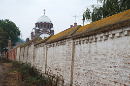 Стена Иоано-Предтеченского монастыря. Вдали видны купола собора.