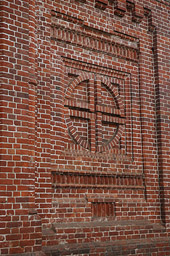 Образец наружных украшений на стенах собора.