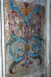 Завитки росписи на стенах собора.