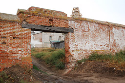 Вид сквозь хоз.ворота на Сергиевскую церковь. 2010 год.