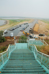 Лестница по которой поднимаются посетители, прибывшие автотранспортом