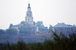 Успенский монастырь. На переднем плане справа - Настоятельский корпус. В центре - Монастырское училище. 2010 год