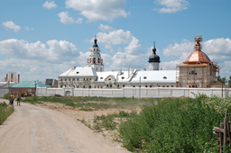 Монастырская стена. Слева видны Святые ворота. Вид с Троицкой улицы. 2010 год