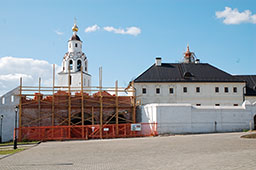 Строящаяся надвратная церковь Успенского мужского монастыря. 2012 год