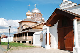 Главные ворота Иоанно-Предтеченского монастыря