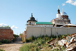 Хозяйственные ворота монастыря. 2012 год