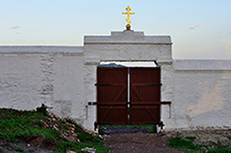 Хозяйственные ворота монастыря. 2015 год