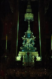 Мраморный будда (снято через окно храма со 100-150 м)