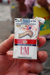 Демонстрация последствий курения на пачках сигарет