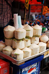 Киоск с кокосами (15 тайских рублей за 1 штуку)