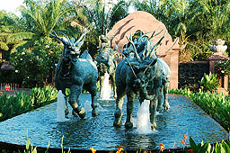 Скульптурная композиция возле одного из отелей в Паттайа