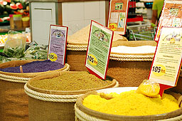 Цветной рис в супермаркете Биг-Си